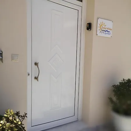 Sunny Holidays Apartment *